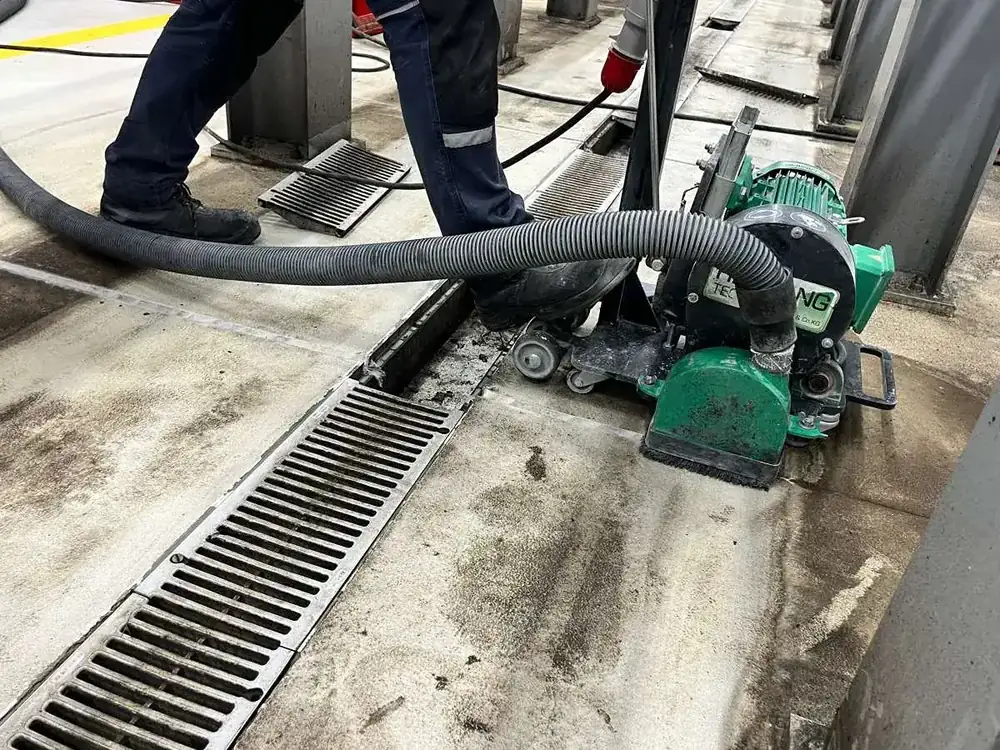 Vízelvezető csatorna marása a padlóba